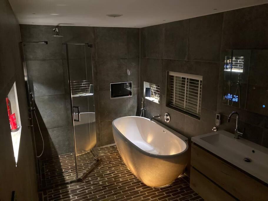 Voorsterstaete Former Barn, Including Jacuzzi Voorst Gem Voorst Luaran gambar
